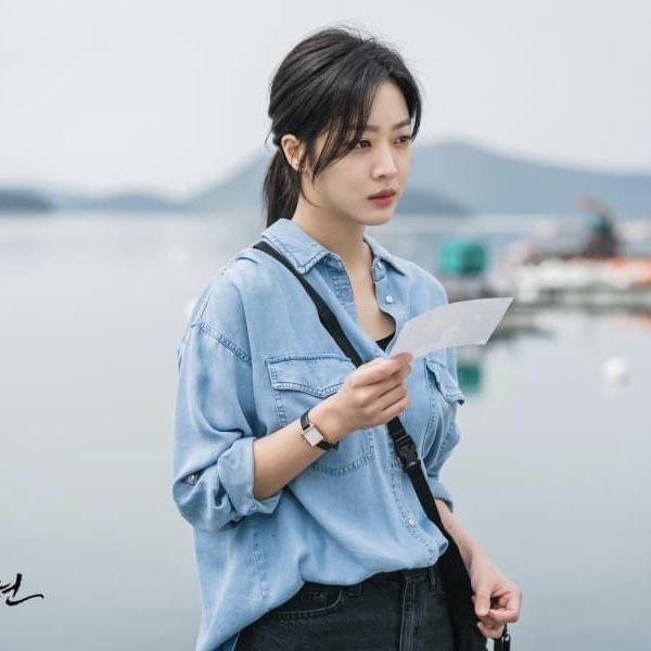 Jo Bo Ah diện áo sơ mi thanh lịch, thể hiện phong cách tối giản và tinh tế