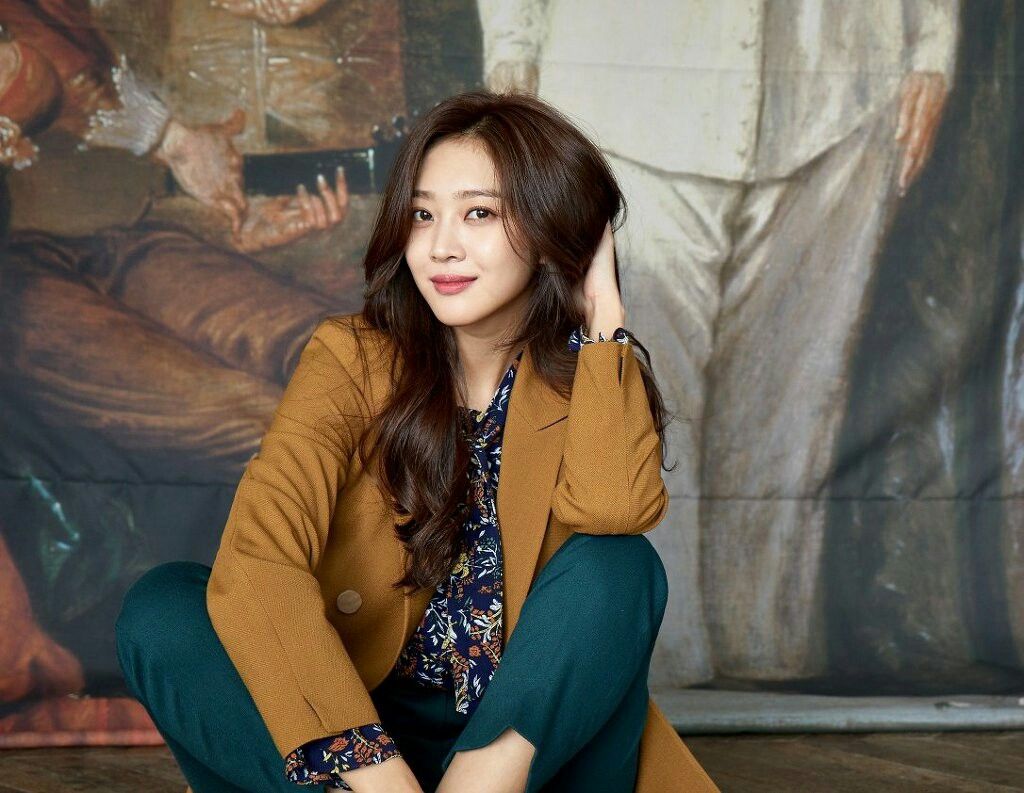 Jo Bo Ah diện blazer thanh lịch, toát lên phong thái hiện đại và chỉn chu