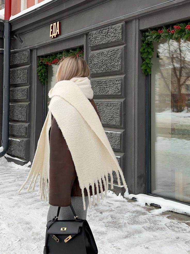 Khăn len mùa đông mềm ấm, phụ kiện dễ phối cho outfit tối giản