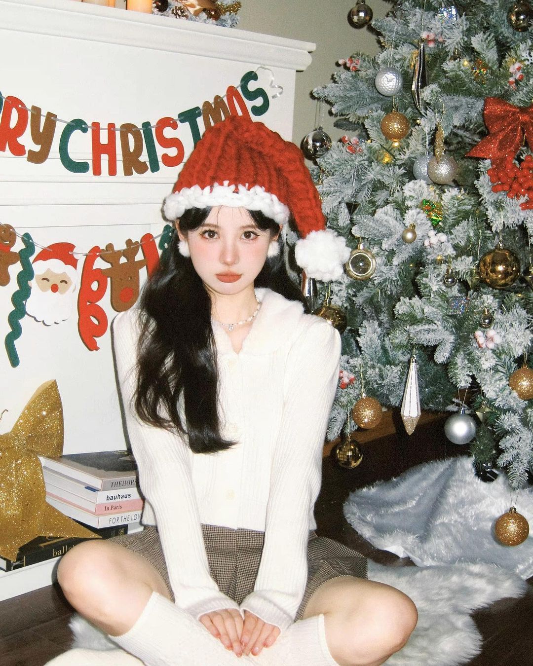 Gam trắng trong outfit Noel mang lại cảm giác tinh khiết và bình an