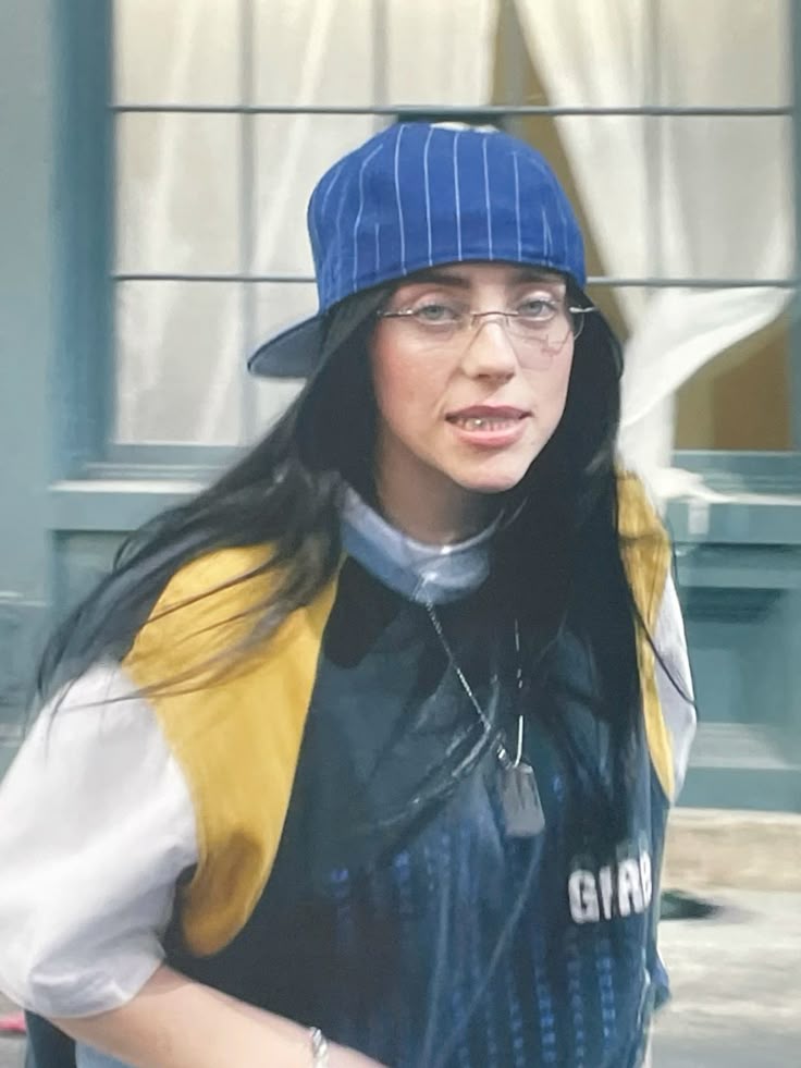 Billie Eilish đội mũ lưỡi trai theo phong cách streetwear hiphop
