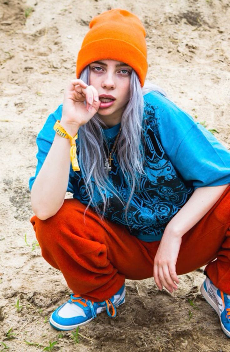 Billie Eilish đội mũ beanie theo phong cách streetwear hiphop