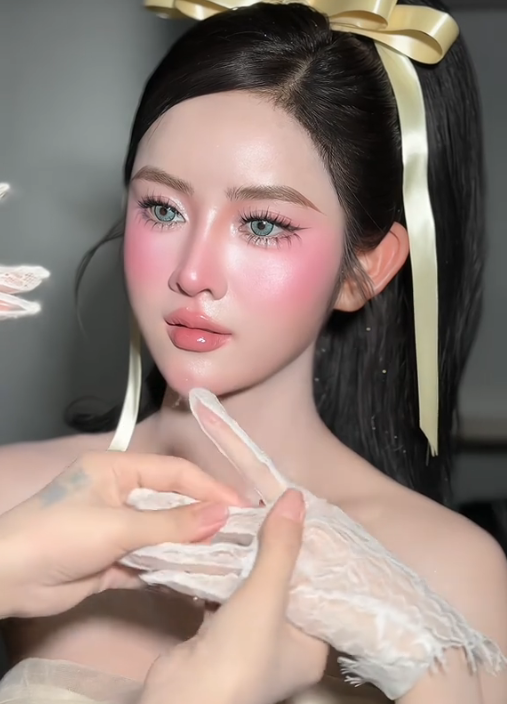 Trend TikTok Barbie Girl 2025 với makeup má hồng, mắt nhũ, môi bóng ngọt ngào lan tỏa khắp cộng đồng làm đẹp