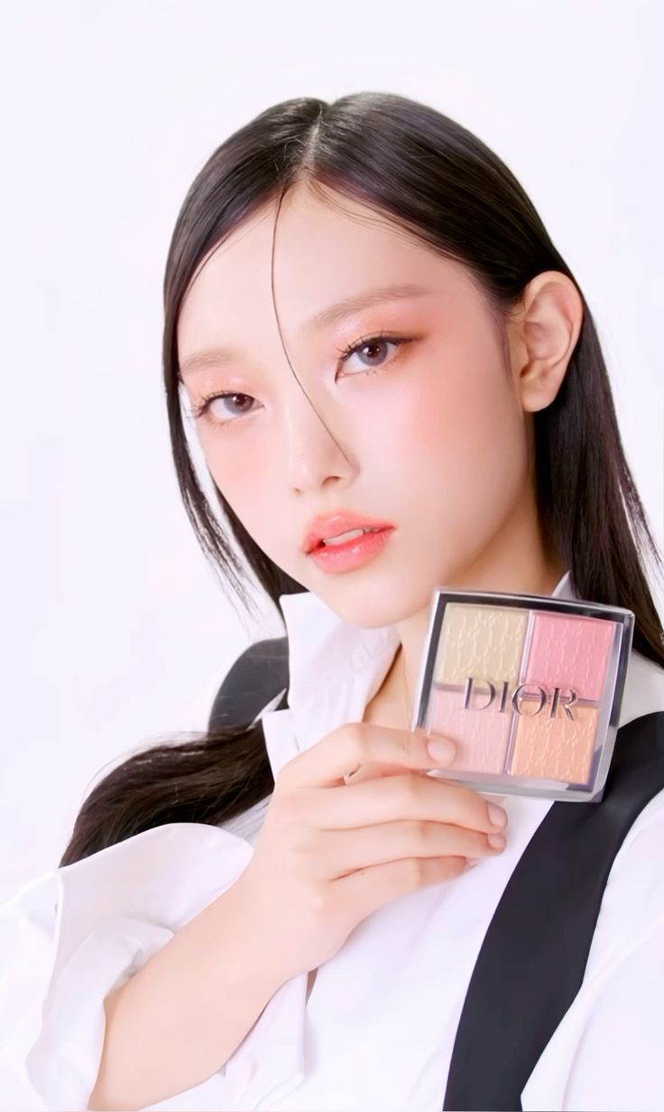 Haerin – đại sứ Dior với phong cách trang điểm thanh lịch