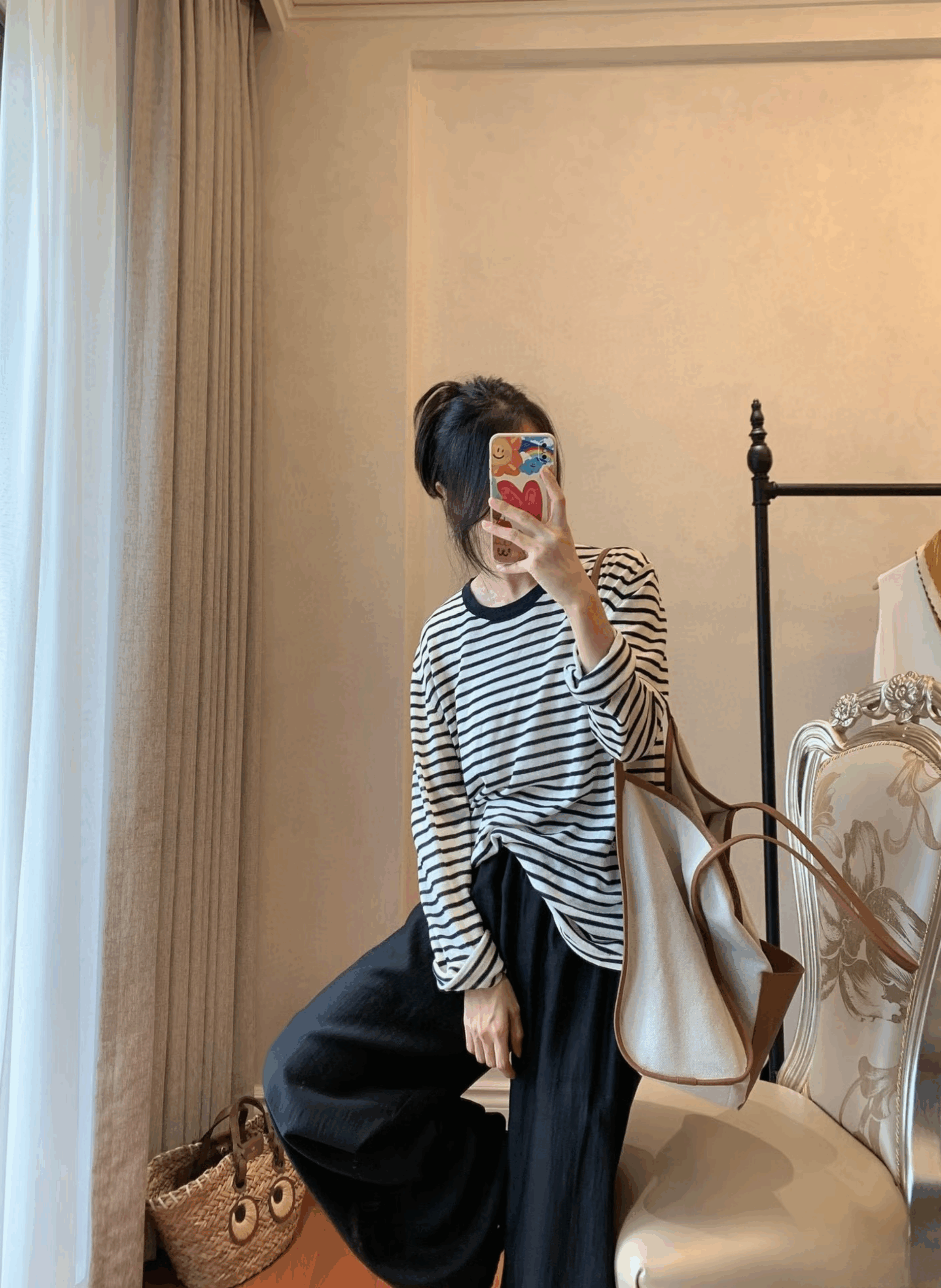 Bí quyết phối đồ với áo thun kẻ sọc đen trắng chuẩn phong cách Effortless Chic như Triệu Lộ Tư