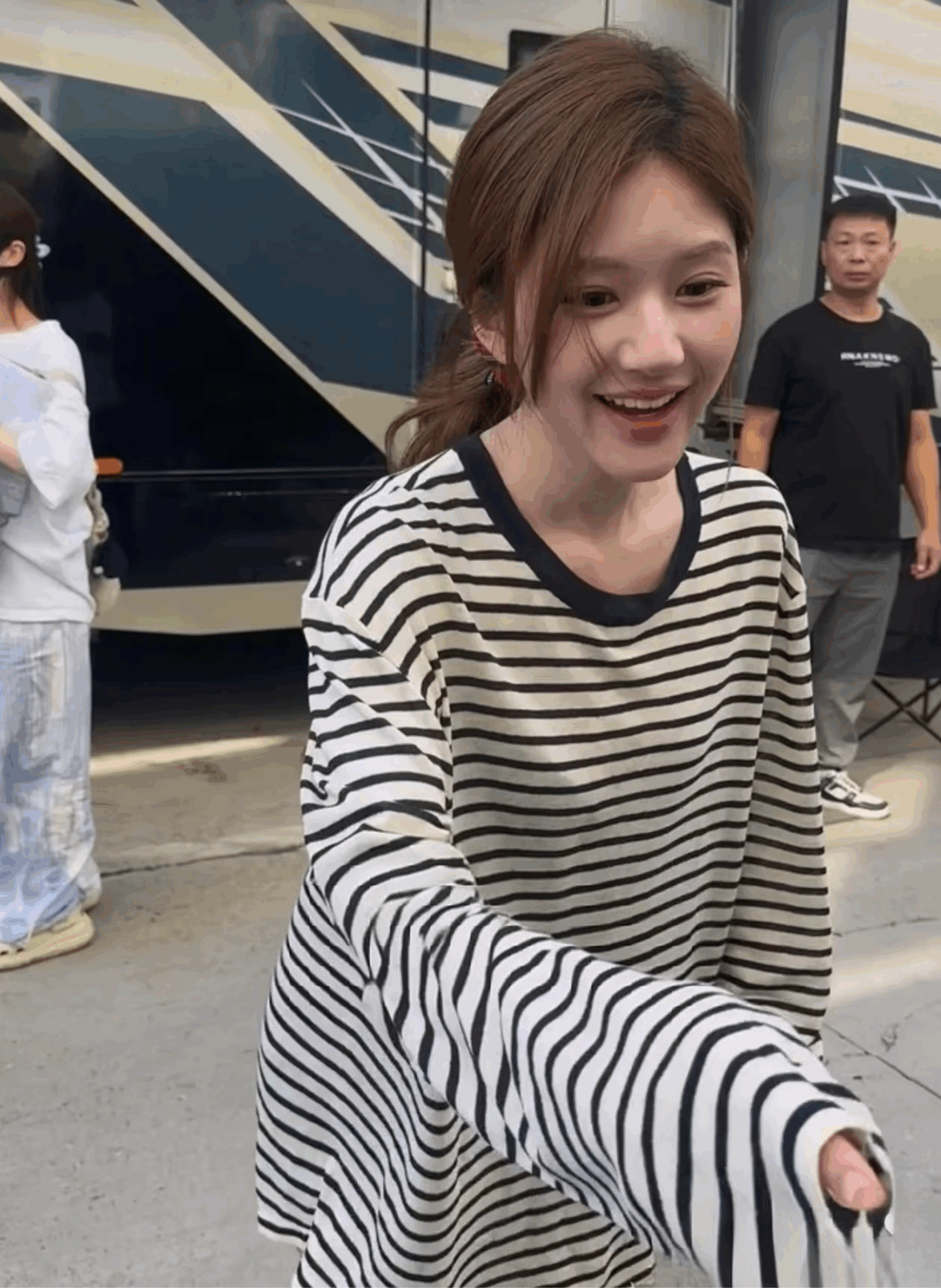 Phong cách tối giản của Triệu Lộ Tư gây sốt với áo thun kẻ sọc đen trắng.