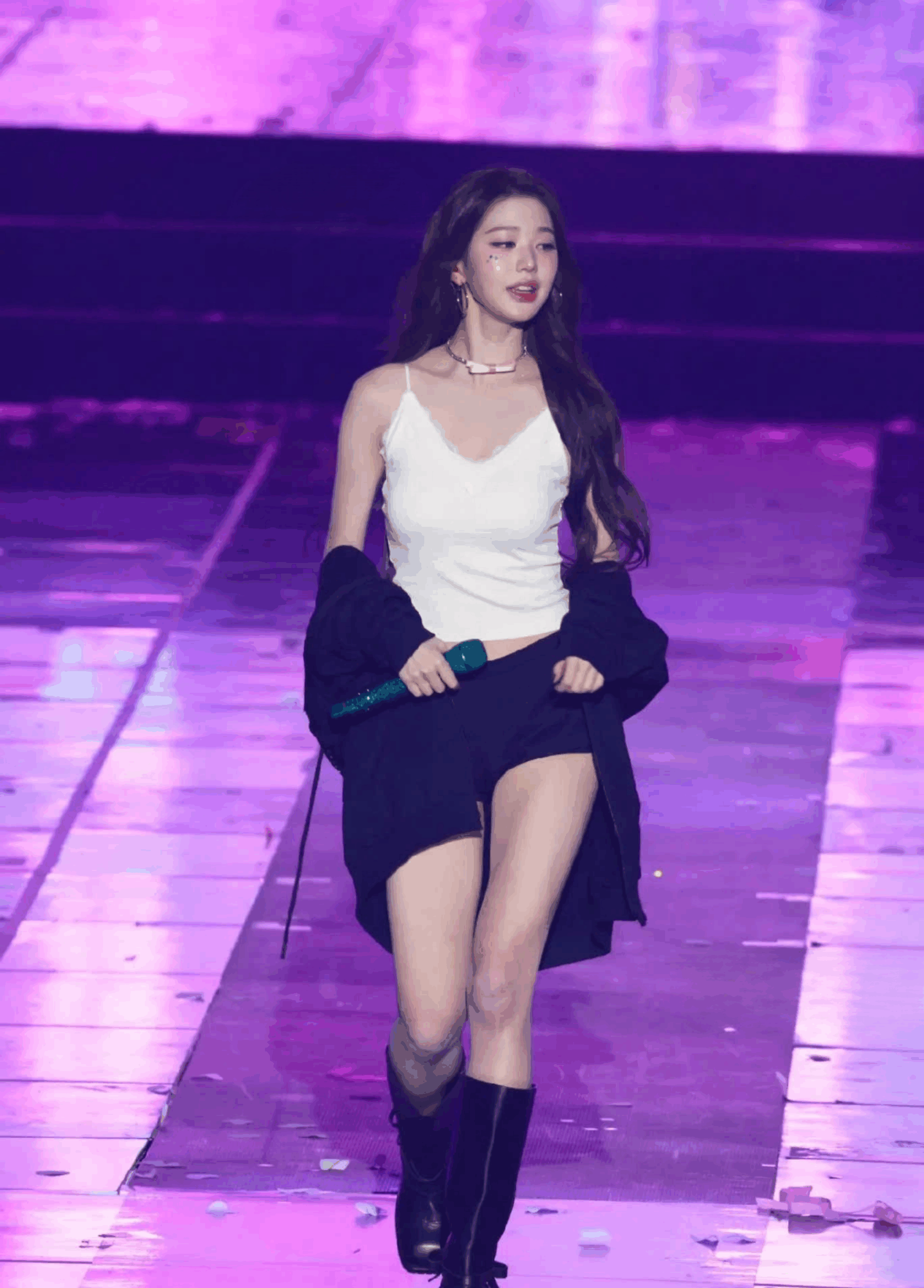 Cận cảnh outfit áo Camisole phối ren của Jang Won-young tạo nên làn sóng cheap moment và tình trạng sold-out nhanh chóng.