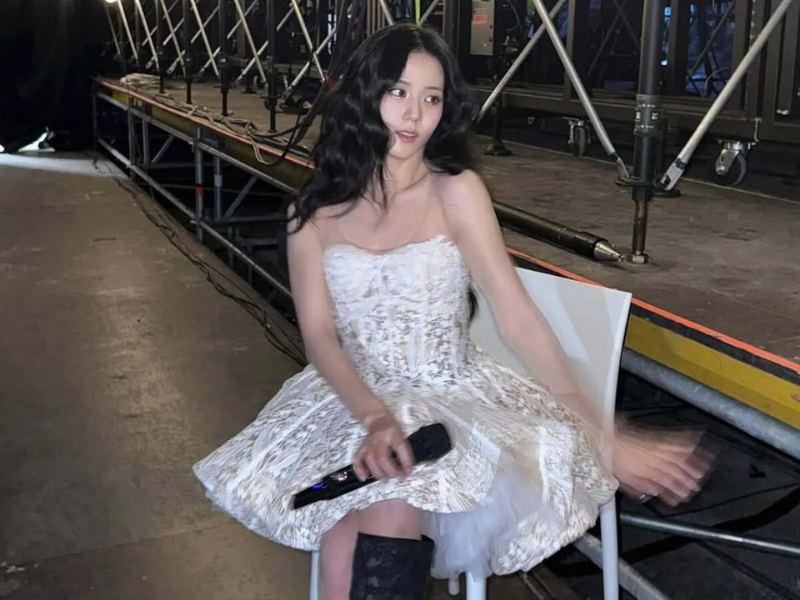 Jisoo BLACKPINK diện váy corset lưới của ONONMM trên sân khấu solo Flower tại Milan, đánh dấu bước tiến của local brand Việt.