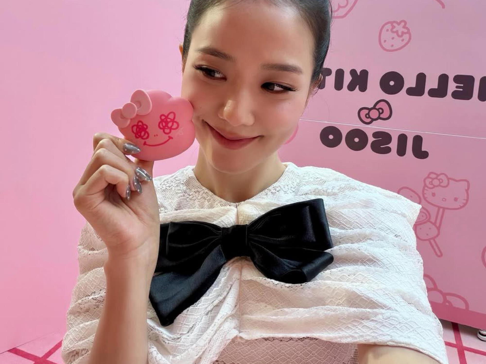 Thiết kế váy corset và xếp lớp theo phong cách Coquettecore của local brand Việt ONONMM được Jisoo lăng xê.