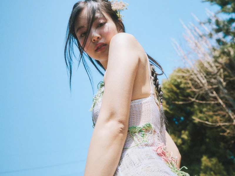 Vẻ đẹp nàng thơ của Jennie trong bộ ảnh sinh nhật với thiết kế váy lưới thêu hoa mềm mại và nữ tính.