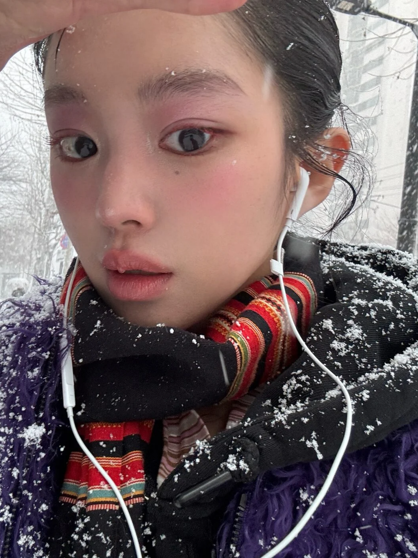 Cách ứng dụng Kỹ thuật đánh má hồng nhiều lớp lên vùng mắt để tạo hiệu ứng trang điểm đơn sắc (monochrome) hài hòa.