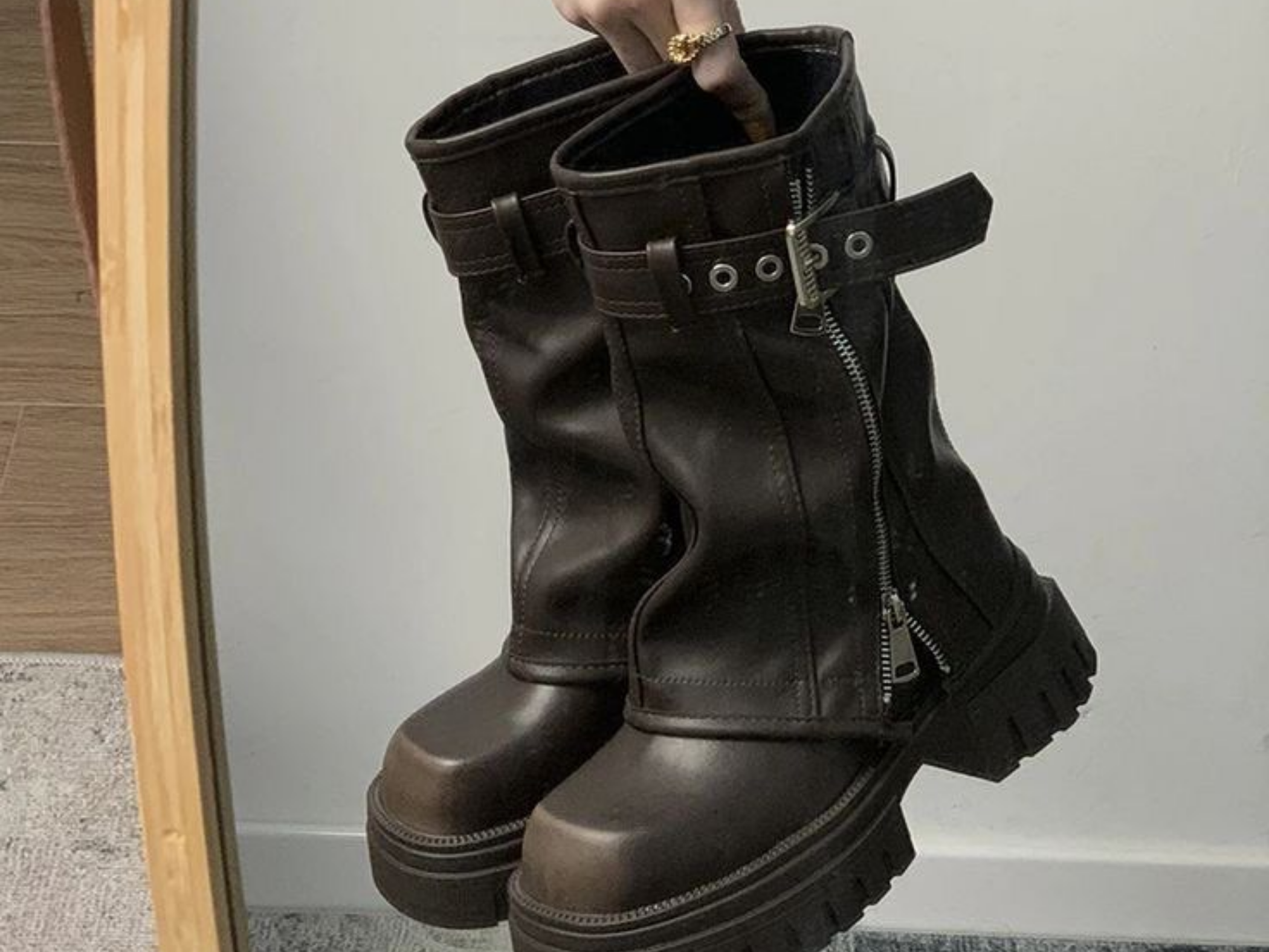 Giày Pirate boots với thiết kế cổ rộng đặc trưng, món đồ thời trang cá tính trong xu hướng thời trang Y2K.