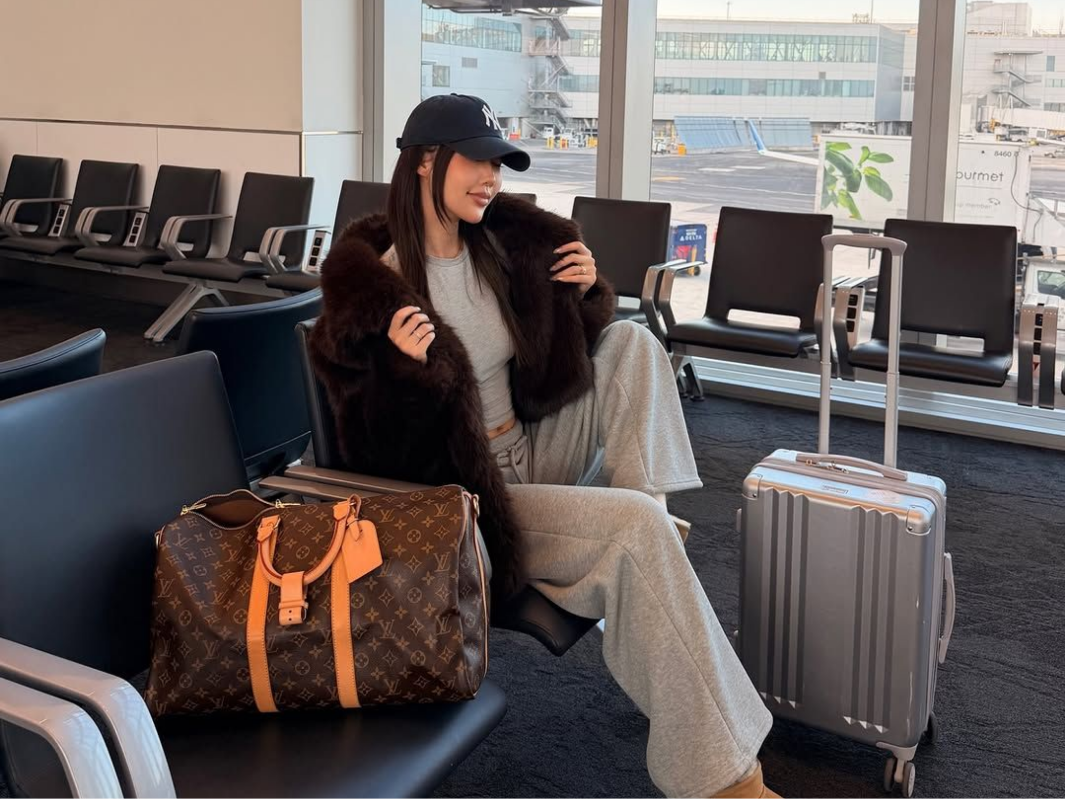 Mẫu túi du lịch Louis Vuitton Keepall với họa tiết Monogram kinh điển, biểu tượng của sự sang trọng và tiện dụng trong thời trang.