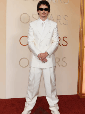 Oscar 2026: Thảm đỏ hóa "chiến tuyến" và cuộc viễn chinh của những kẻ thống trị spotlight 6 Phá cách với suit nam không sơ mi, đính kết đá quý tinh xảo.