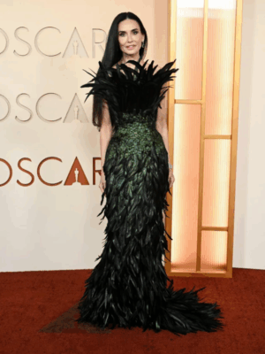 Oscar 2026: Thảm đỏ hóa "chiến tuyến" và cuộc viễn chinh của những kẻ thống trị spotlight 7 Vẻ đẹp không tuổi trong thiết kế lụa cao cấp màu đỏ rực rỡ.