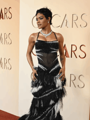 Oscar 2026: Thảm đỏ hóa "chiến tuyến" và cuộc viễn chinh của những kẻ thống trị spotlight 8 Nữ hoàng thảm đỏ với đầm lông vũ kiến trúc đầy quyền lực.