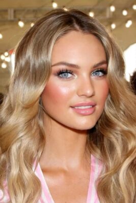 Candice Swanepoel là một trong những best face gây ấn tượng mạnh bởi phong cách make up hòa quyện giữa quyến rũ và ngọt ngào 