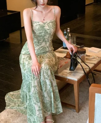 Đây là kiểu váy nhìn tưởng đơn giản nhưng lại có sức hút âm thầm, giống cách Jennie luôn nổi bật bằng khí chất hơn là sự phô trương.