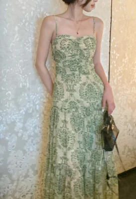 Màu xanh dịu mắt làm cả outfit trông thanh thoát hơn, lên ảnh vừa trong trẻo vừa có nét sang rất riêng.