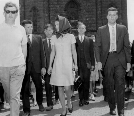 Chiếc khăn mang đậm hơi thở từ quá khứ được trở lại dưới hình thái hiện đại và thời thượng hơn bao giờ hết