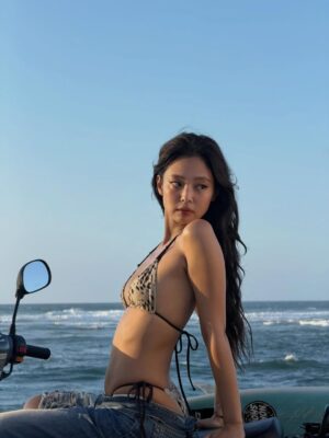Bikini da báo của Jennie Kim khiến mùa hè 2026 nóng hơn bao giờ hết