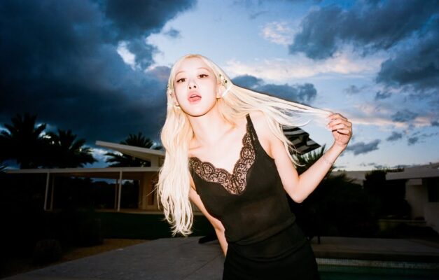 Rosé biến khăn trùm đầu thành điểm nhấn vừa cổ điển, vừa hiện đại đến mê hoặc