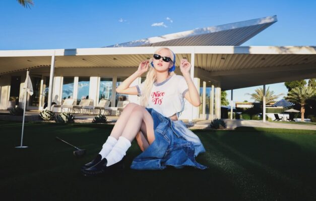 Giữa nắng hè, chiếc khăn trùm đầu của Rosé đẹp như một điểm nhấn lạ mà quen