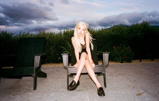 Vẫn là khăn trùm đầu, nhưng qua Rosé lại mang một tinh thần hoàn toàn khác