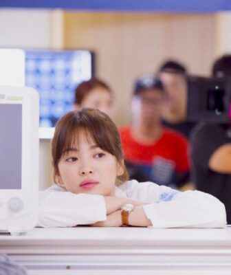 Song Hye Kyo: Bạch Nguyệt Quang Làm Cả Châu Á Rung Động Trong Bom Tấn Hậu Duệ Mặt Trời 6 Đồng hồ của Kang Mo Yeon luôn mang đúng một tinh thần: nhỏ nhắn, tinh tế, tối giản nhưng đủ nâng cả tổng thể lên vài phần thanh lịch