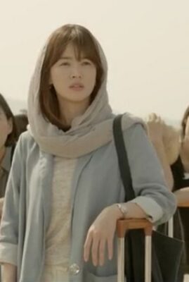 Song Hye Kyo: Bạch Nguyệt Quang Làm Cả Châu Á Rung Động Trong Bom Tấn Hậu Duệ Mặt Trời 7 Không cần phụ kiện quá nổi bật, chỉ một chiếc đồng hồ nhã nhặn thôi cũng đủ làm nên vibe dịu dàng rất riêng của bác sĩ Kang